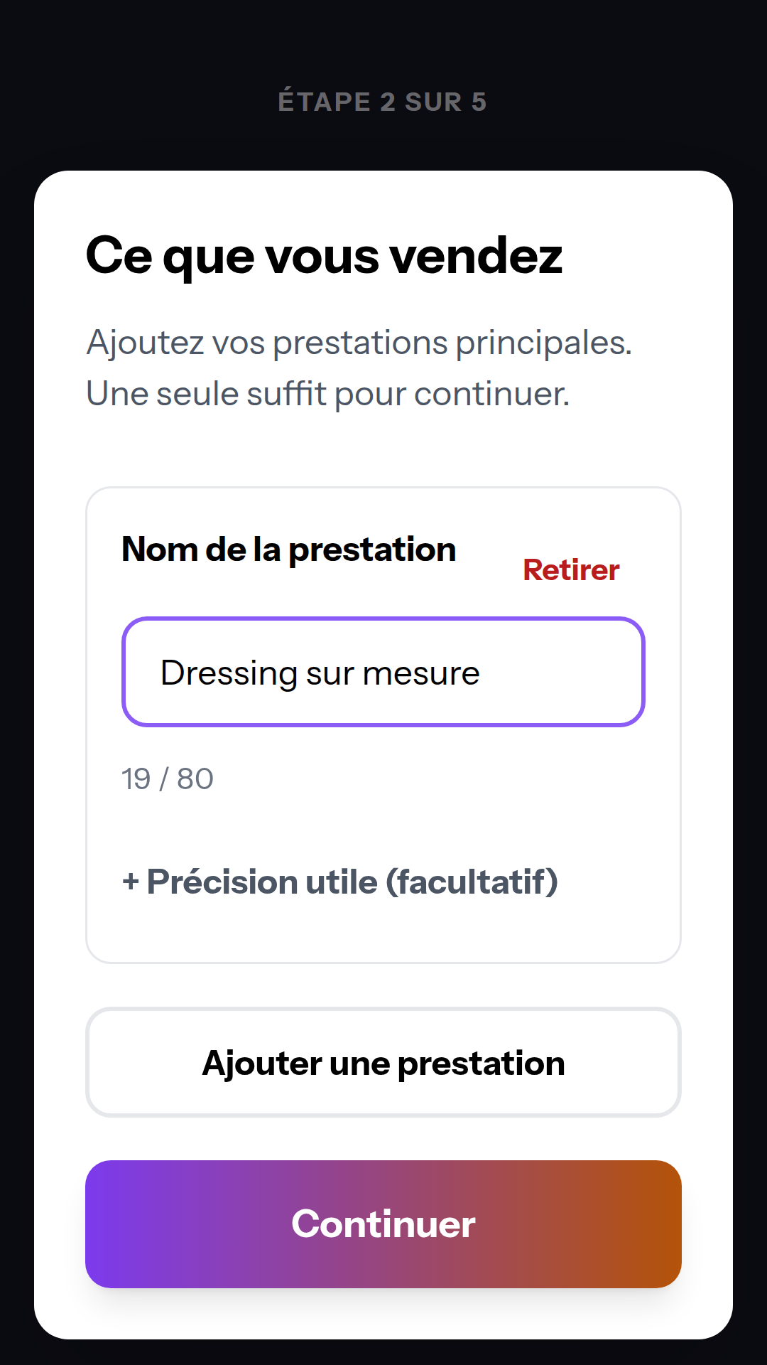 Écran 2 sur téléphone : le repère « ÉTAPE 2 SUR 5 », le titre « Ce que vous vendez », une ligne « Nom de la prestation » contenant « Dressing sur mesure » avec « 19 / 80 » et son bouton « Retirer », le bloc replié « + Précision utile (facultatif) », puis « Ajouter une prestation » et « Continuer » en couleur pleine.