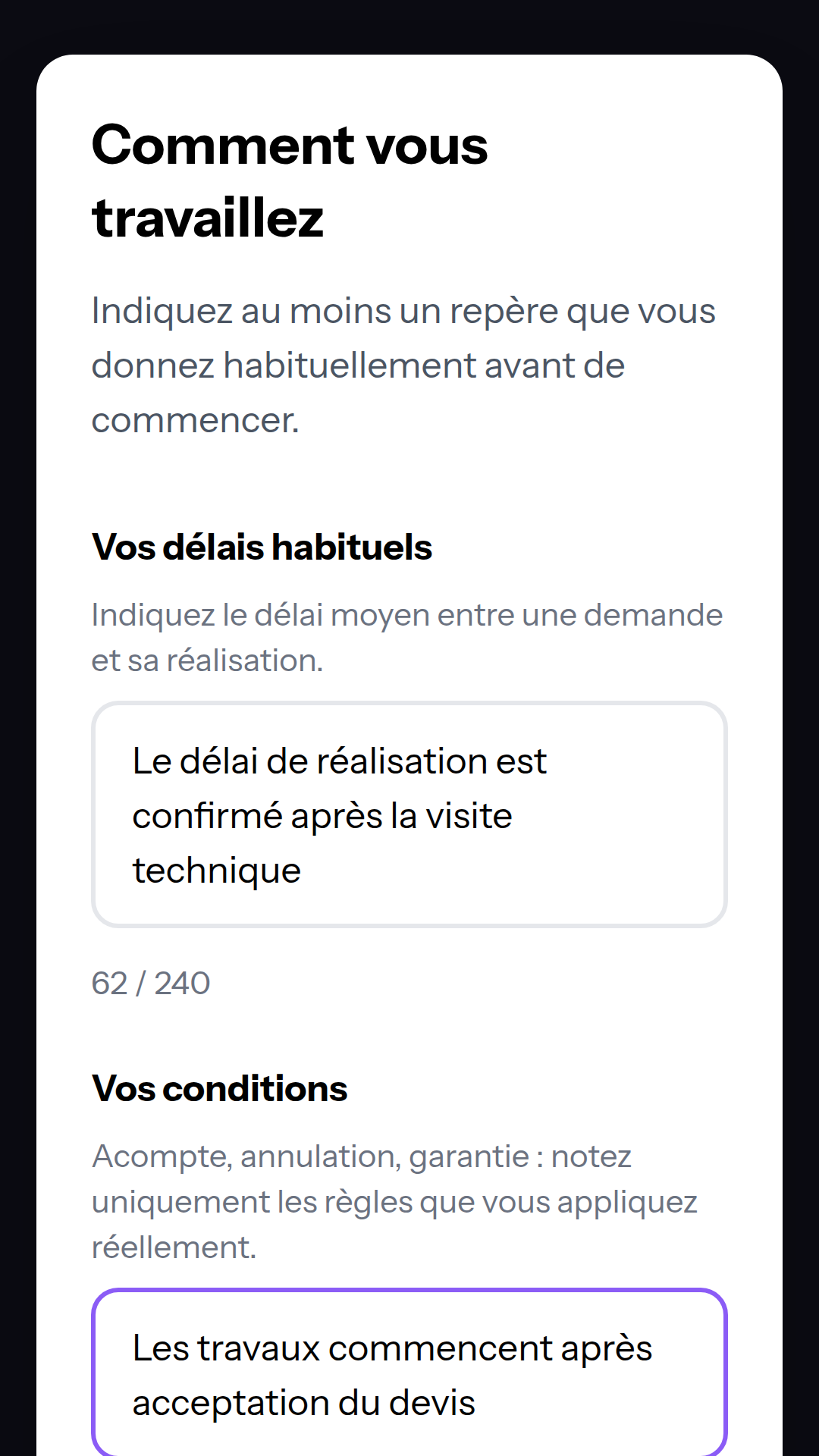 Écran 3 sur téléphone : le titre « Comment vous travaillez », le champ « Vos délais habituels » rempli avec « Le délai de réalisation est confirmé après la visite technique » et son compteur « 62 / 240 », puis « Vos conditions » avec « Les travaux commencent après acceptation du devis ».