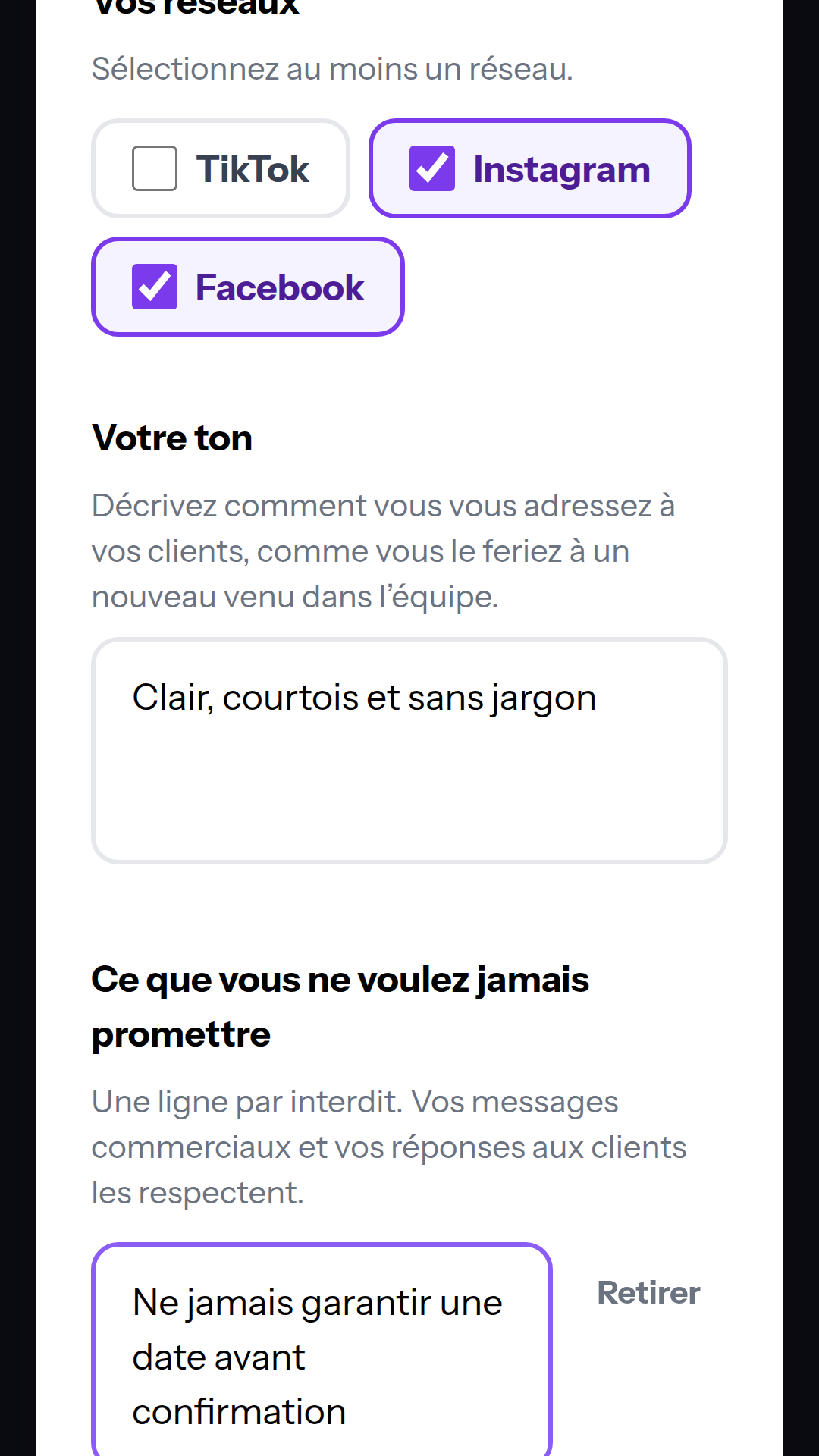 Écran 4 sur téléphone : « Vos réseaux » avec TikTok décoché, Instagram et Facebook cochés en violet, le champ « Votre ton » rempli avec « Clair, courtois et sans jargon », puis « Ce que vous ne voulez jamais promettre » avec la ligne « Ne jamais garantir une date avant confirmation » et son bouton « Retirer ».