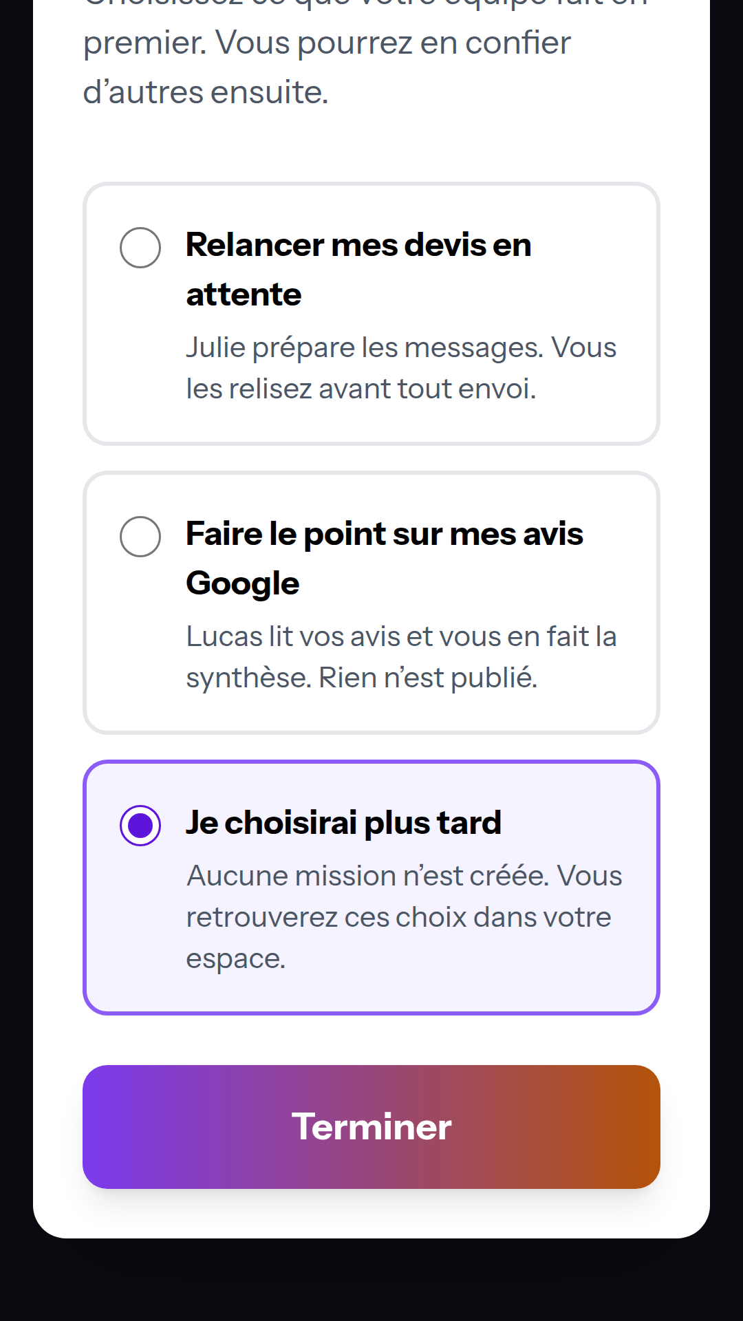 Écran 5 sur téléphone : les trois choix « Relancer mes devis en attente », « Faire le point sur mes avis Google » et « Je choisirai plus tard », ce dernier sélectionné et encadré en violet, puis le bouton « Terminer » en couleur pleine.